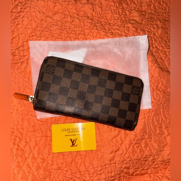 - Louis Vuitton zippy wallet - Picture 1 of 16